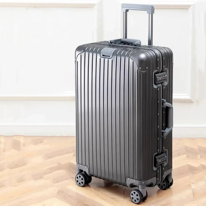 Stijlvolle aluminium bagage met TSA slot voor veilige reizen. Een luxe reisaccessoire.