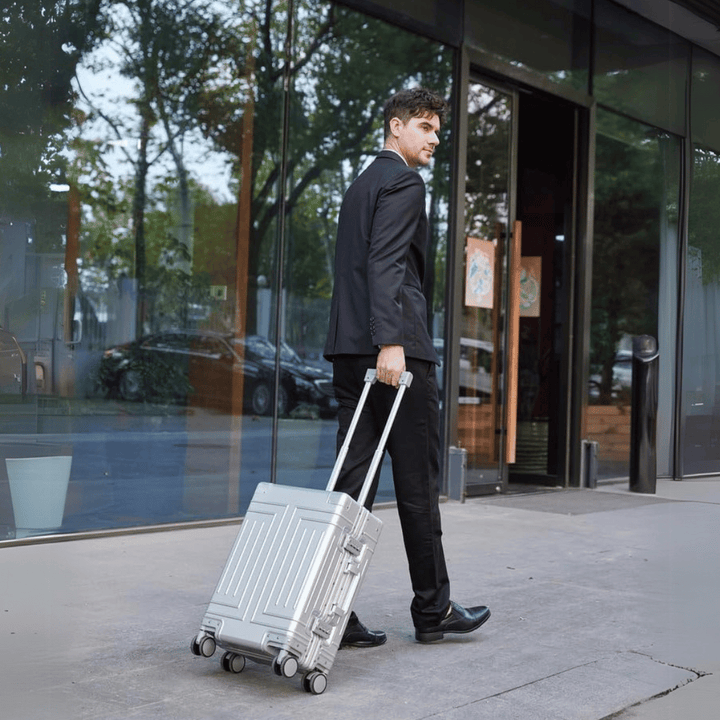 Robuuste aluminium koffer Emperor met soepele spinnerwielen en geïntegreerd TSA slot. Zorgeloos reizen.