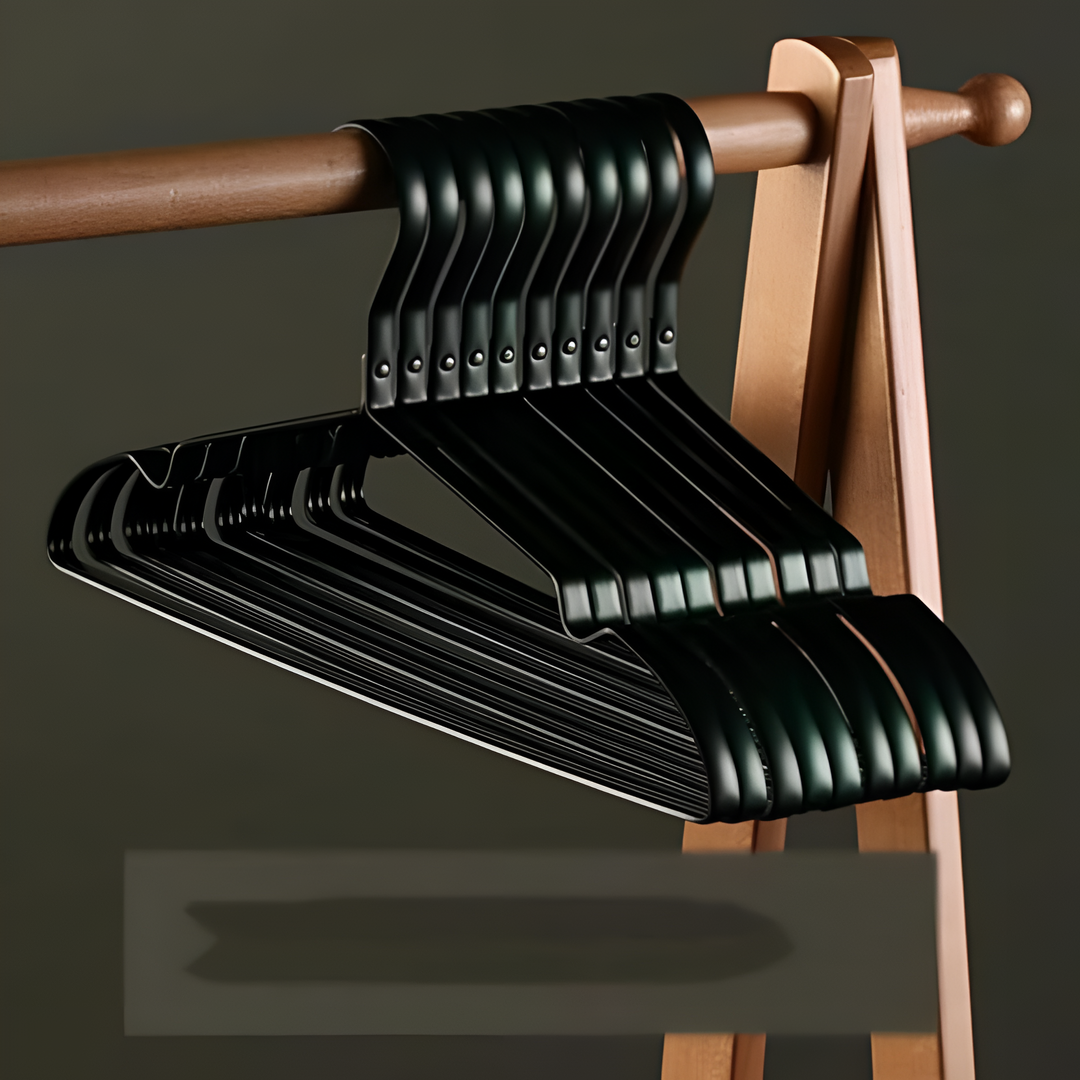 Kledingkastinterieur met meerdere luxe antislip aluminium kledinghangers, creëert rust en overzicht.