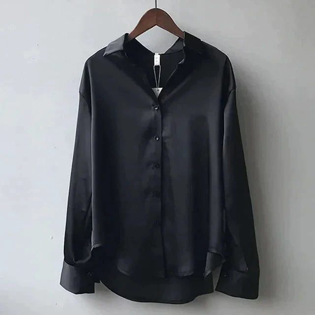 Celeste satijnen blouse dames, vloeiende stof, lange mouwen, subtiele glans, elegante kraag, verfijnde stijl.