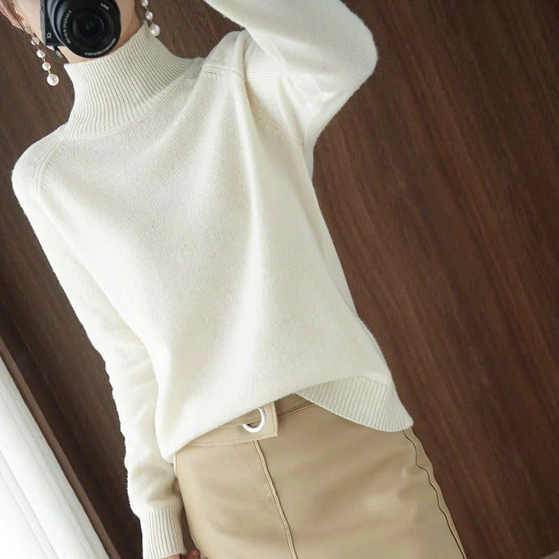 Vrouw draagt een comfortabele en warme dames coltrui, ideaal voor winterse dagen. Luxe pullover.