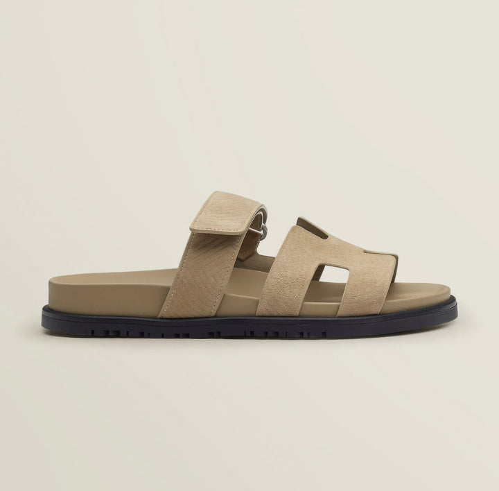 "Luxe dames sandalen met minimalistisch ontwerp en chic design, gemaakt van hoogwaardige materialen voor comfort en stijl."