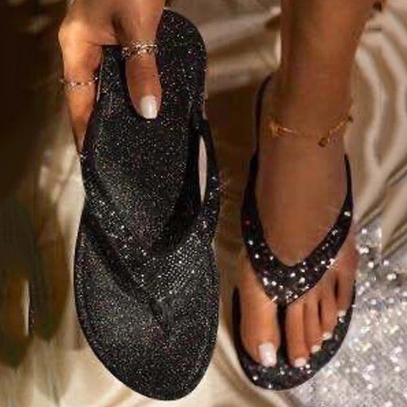 "Luxe dames strand slippers met strass, luipaardzool en elegante uitstraling, perfect voor zomerse gelegenheden."
