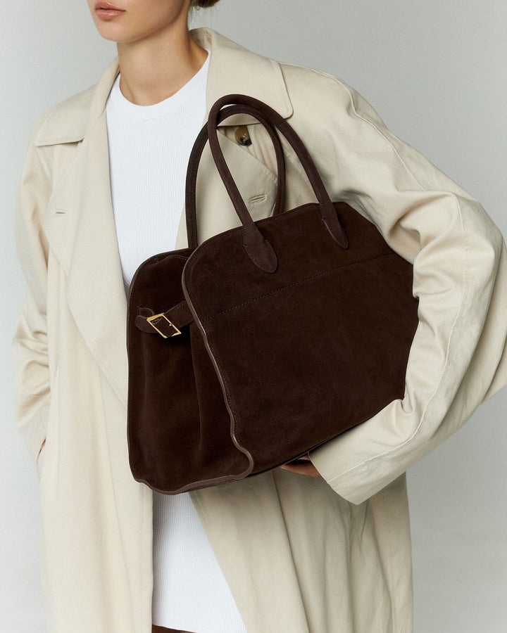 Luxe dames suède tote handtas met gouden accenten. Perfect voor dagelijks gebruik en een elegante look.
