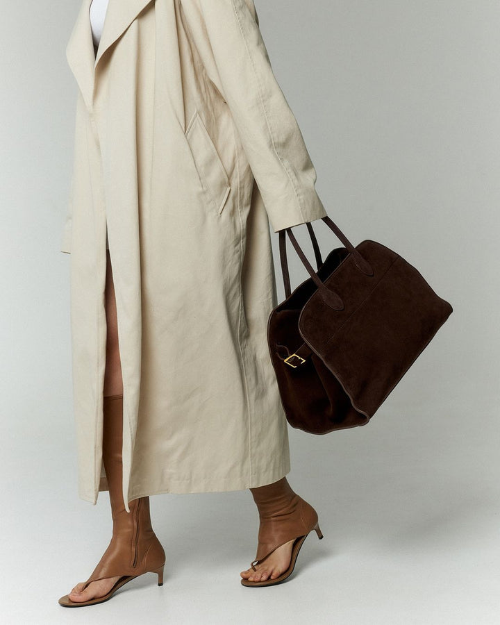 Modieuze suède schoudertas voor dames, elegante luxe tote handtas met gouden details. Ideaal voor dagelijks.