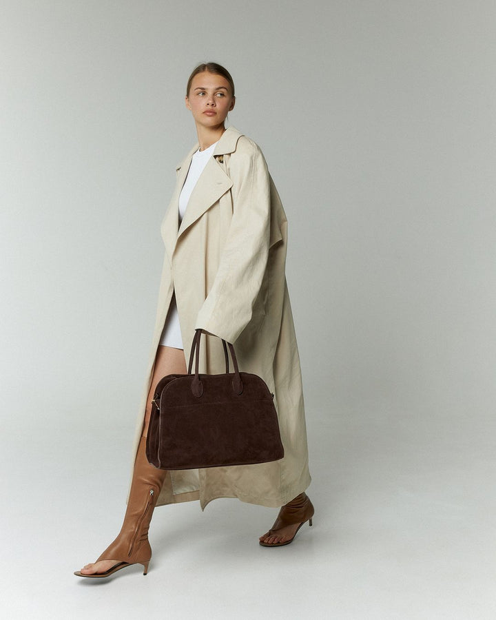 Dames luxe suède tote tas met stijlvolle gouden details; een chique handtas voor elke modebewuste vrouw.