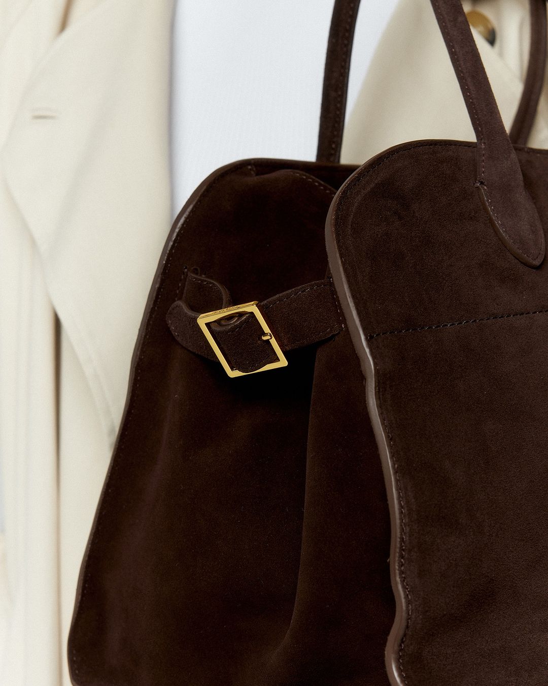 Elegante dames suède tote handtas, luxe schoudertas met gouden details, perfect voor dagelijks gebruik.