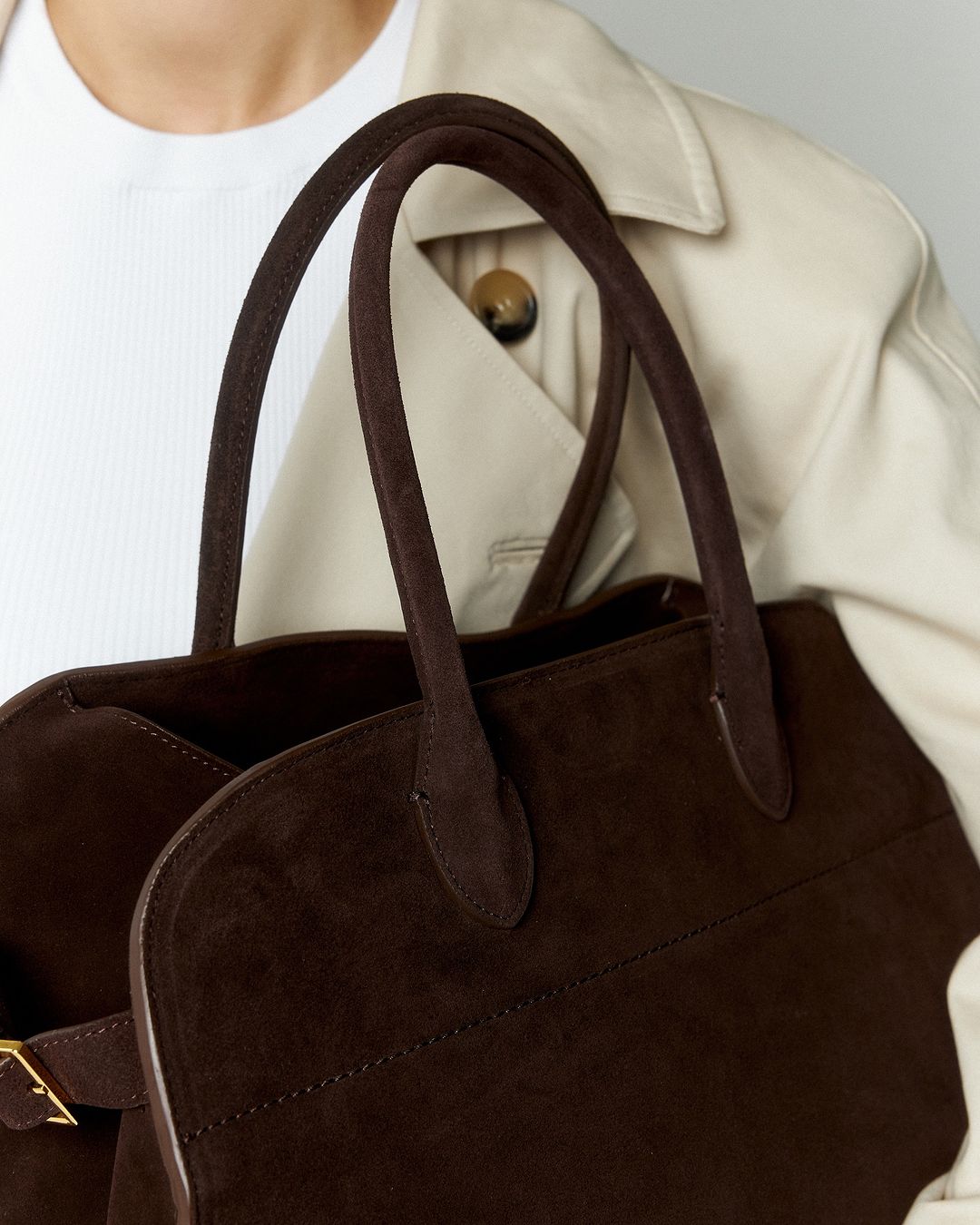 Premium suède dames tote tas met glanzende gouden details, een luxe en modieuze handtas voor elke gelegenheid.