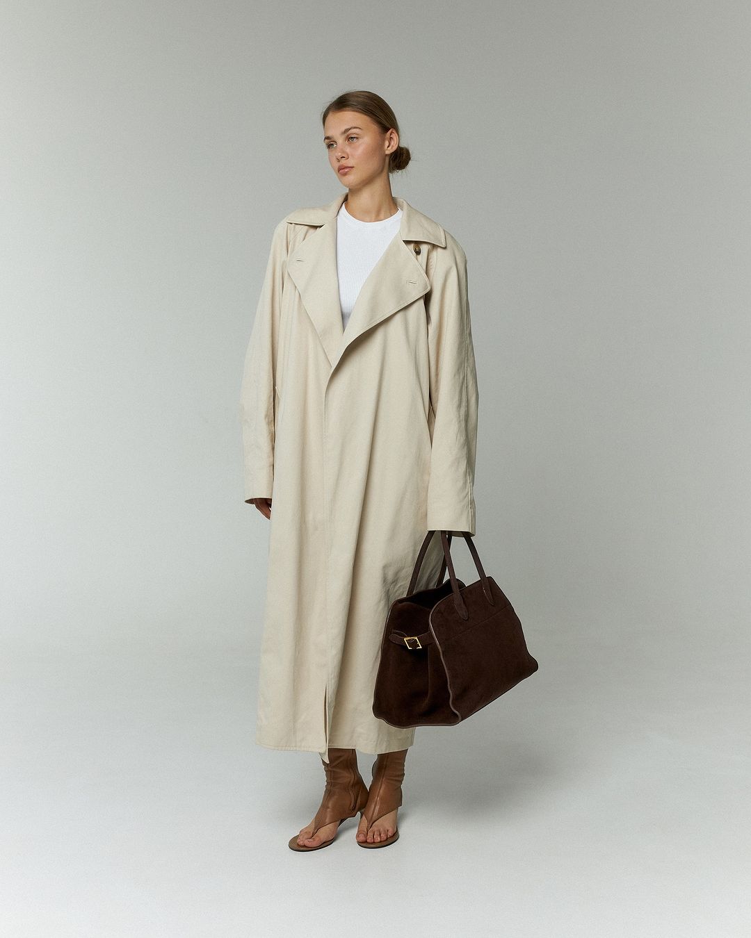 Dames Luxe Suède Tote Tas met Gouden Details; een elegante en functionele handtas of schoudertas.