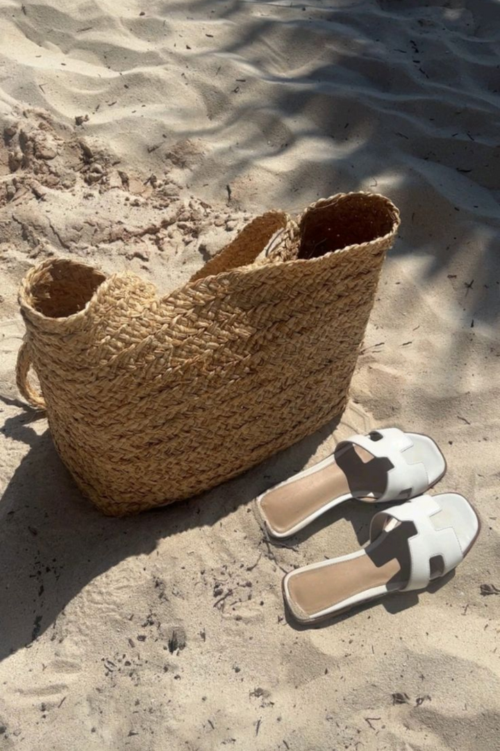 Elegante dames teenslippers, luxe en comfortabel, perfect als zomer schoenen of strand slippers.