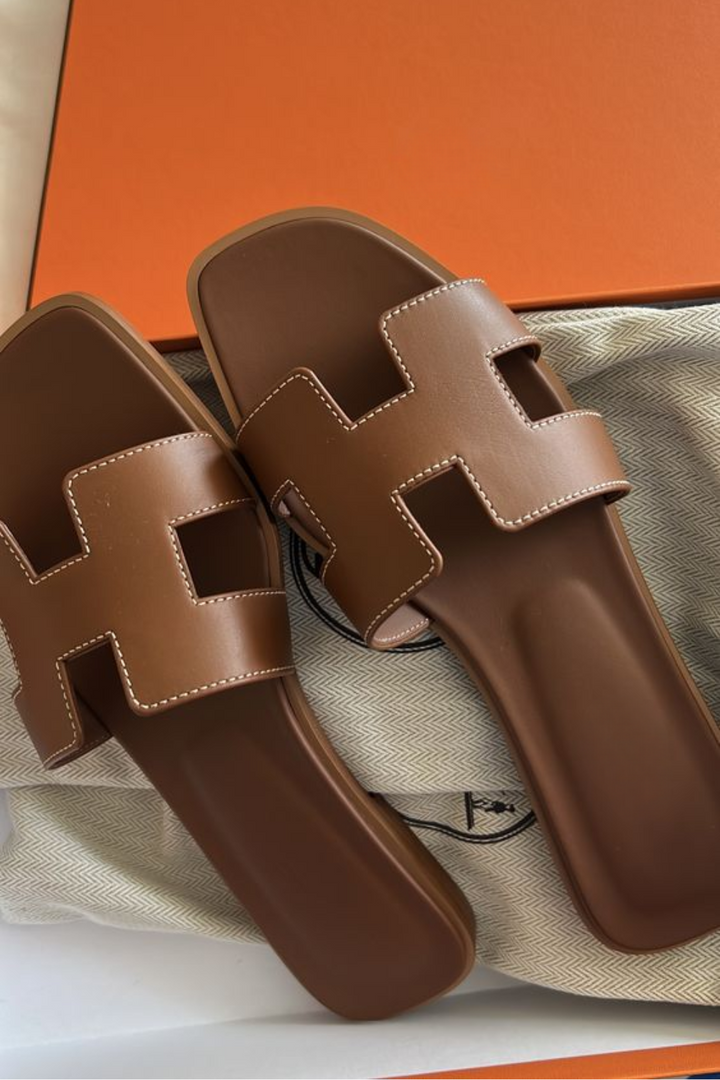 Luxe dames teenslippers met comfortabele pasvorm, perfect voor zomerse dagen; elegante damesschoenen.