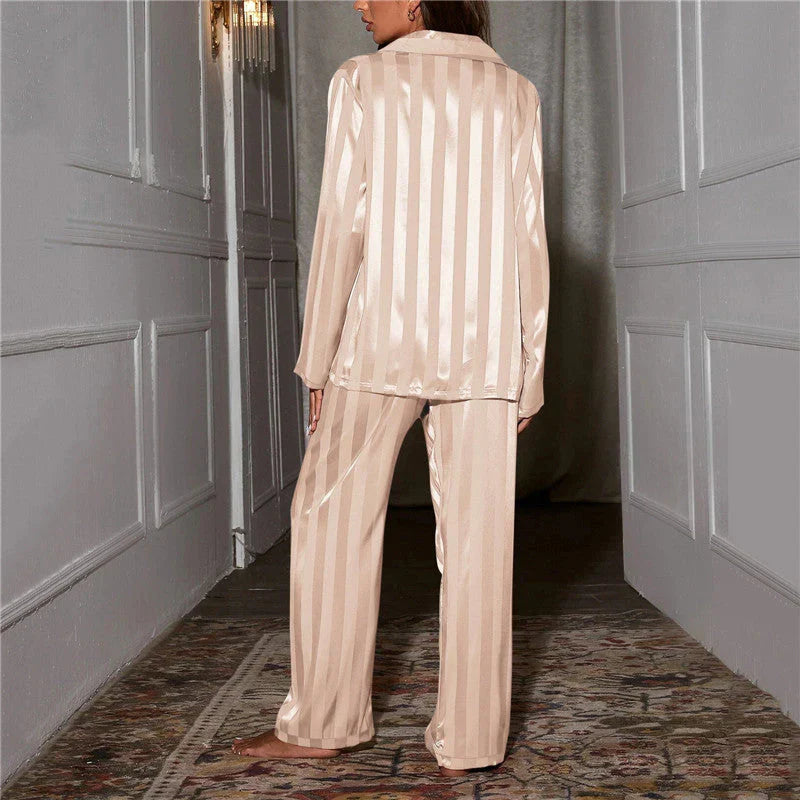 Comfortabele zijden pyjamaset voor dames, perfecte luxe slaapkleding.