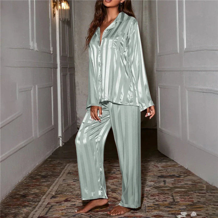 Zachte zijden pyjama voor vrouwen, top en broek, voor ultiem comfort en luxe.