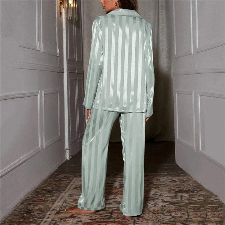 Hoogwaardige zijden damespyjama, stijlvolle slaapkleding en loungekleding.