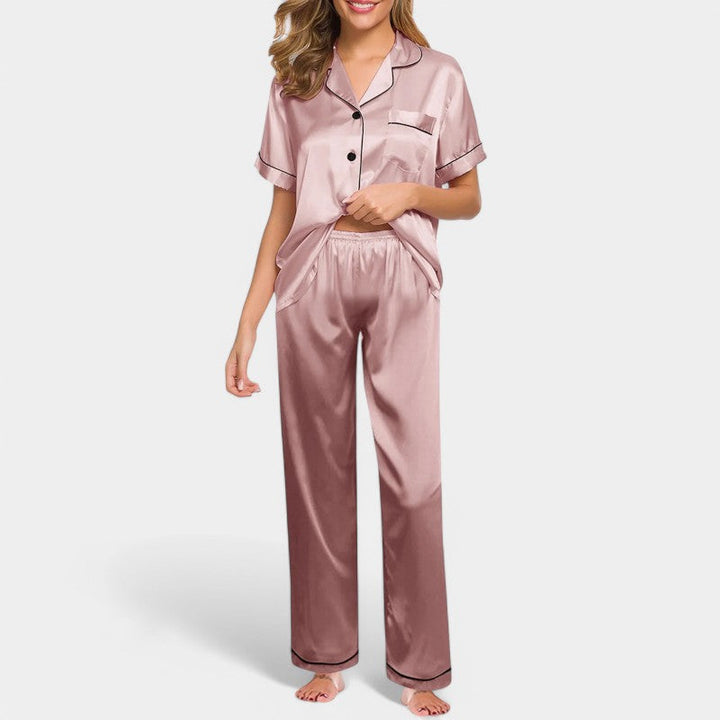 "Luxe damespyjama van zijden satijn, elegant ontwerp met lange mouwen, zijdeachtige glans voor ultiem comfort en stijl."