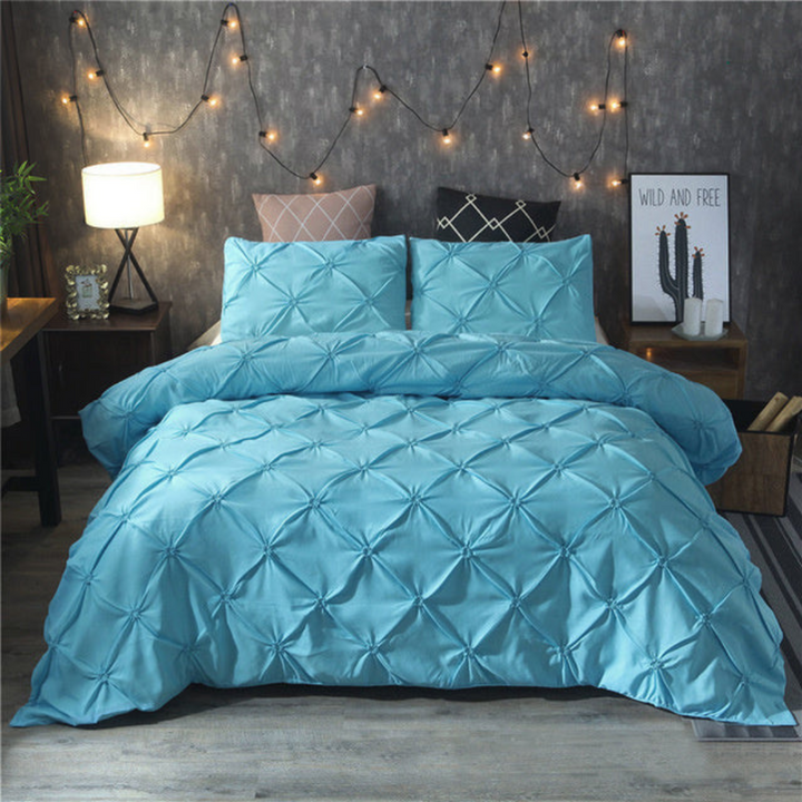 Elegant dekbedovertrekset in een rustgevende kleur, met modern design voor een luxe slaapkamerinterieur.