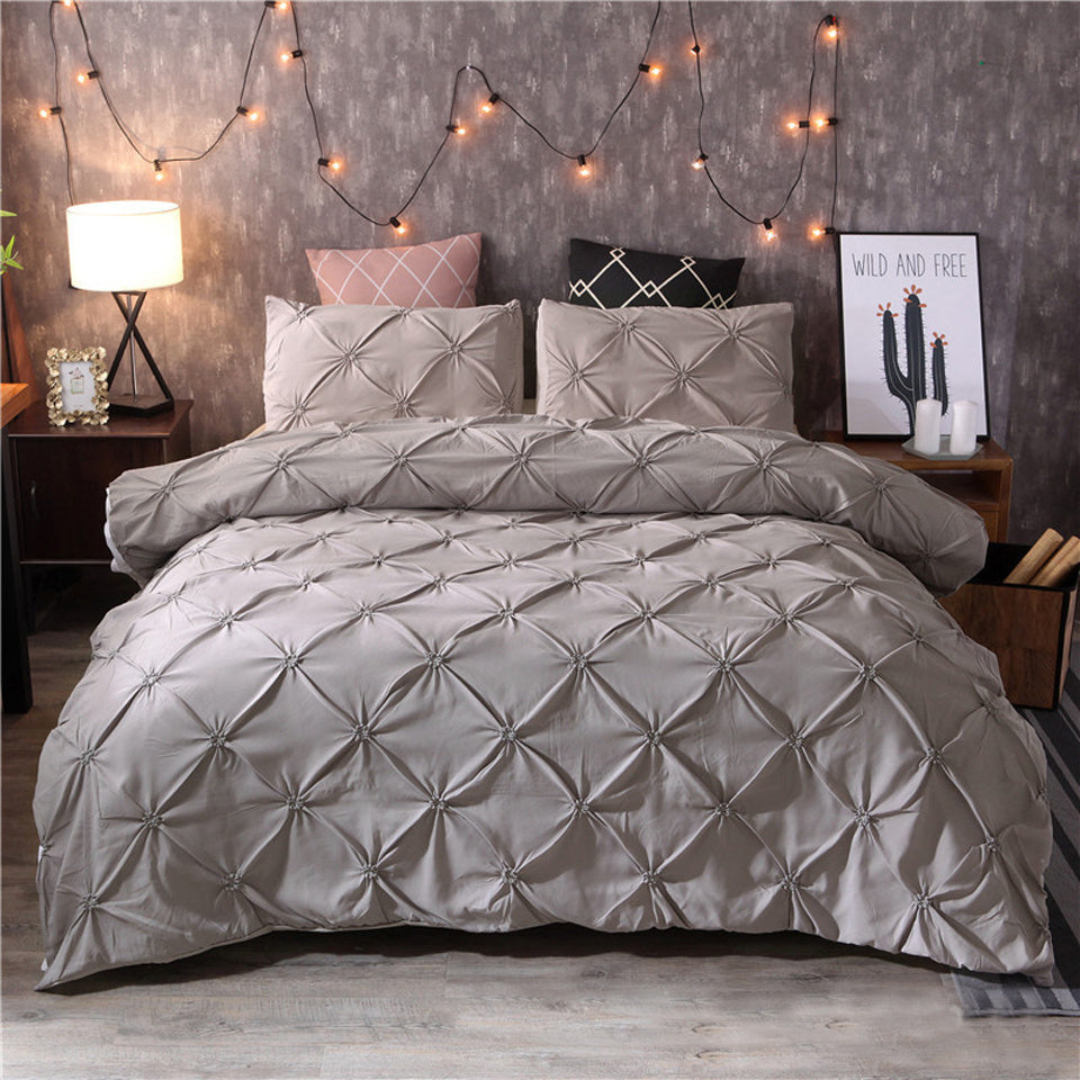 Complete dekbedset opgemaakt op een bed, met strijkvrij en zacht beddengoed voor een luxe slaapkamer.