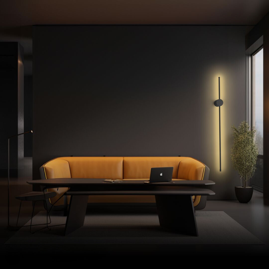 Luxe dimbare wandlamp van zwart aluminium, moderne LED-verlichting met afstandsbediening voor sfeervol interieur.