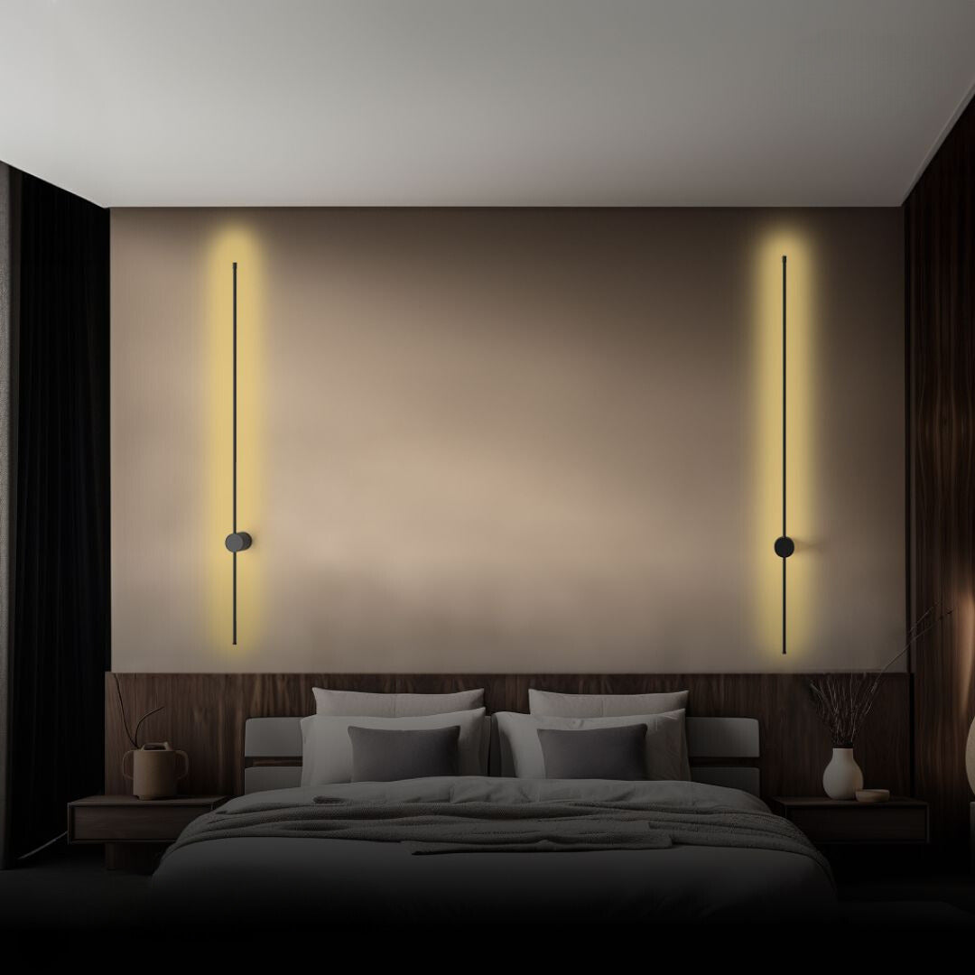 Luxe dimbare wandlamp van zwart aluminium, moderne LED-verlichting met afstandsbediening voor sfeervol interieur.