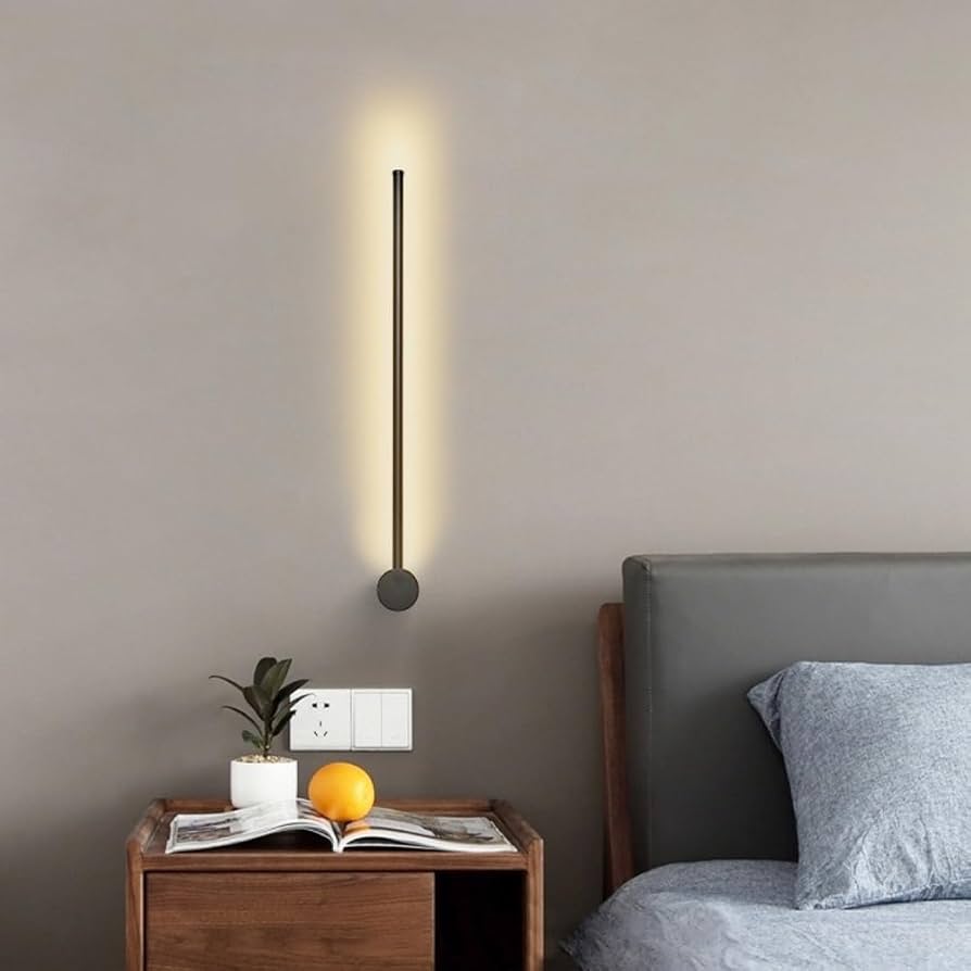 Luxe dimbare wandlamp van zwart aluminium, moderne LED-verlichting met afstandsbediening voor sfeervol interieur.