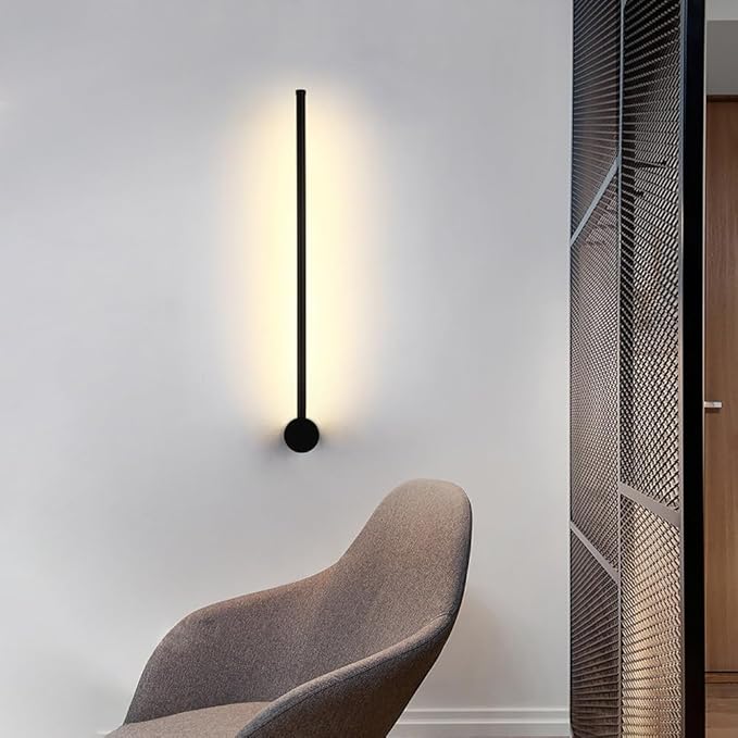 Luxe dimbare wandlamp van zwart aluminium, moderne LED-verlichting met afstandsbediening voor sfeervol interieur.