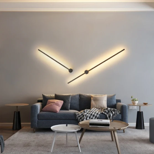 Luxe dimbare wandlamp van zwart aluminium, moderne LED-verlichting met afstandsbediening voor sfeervol interieur.