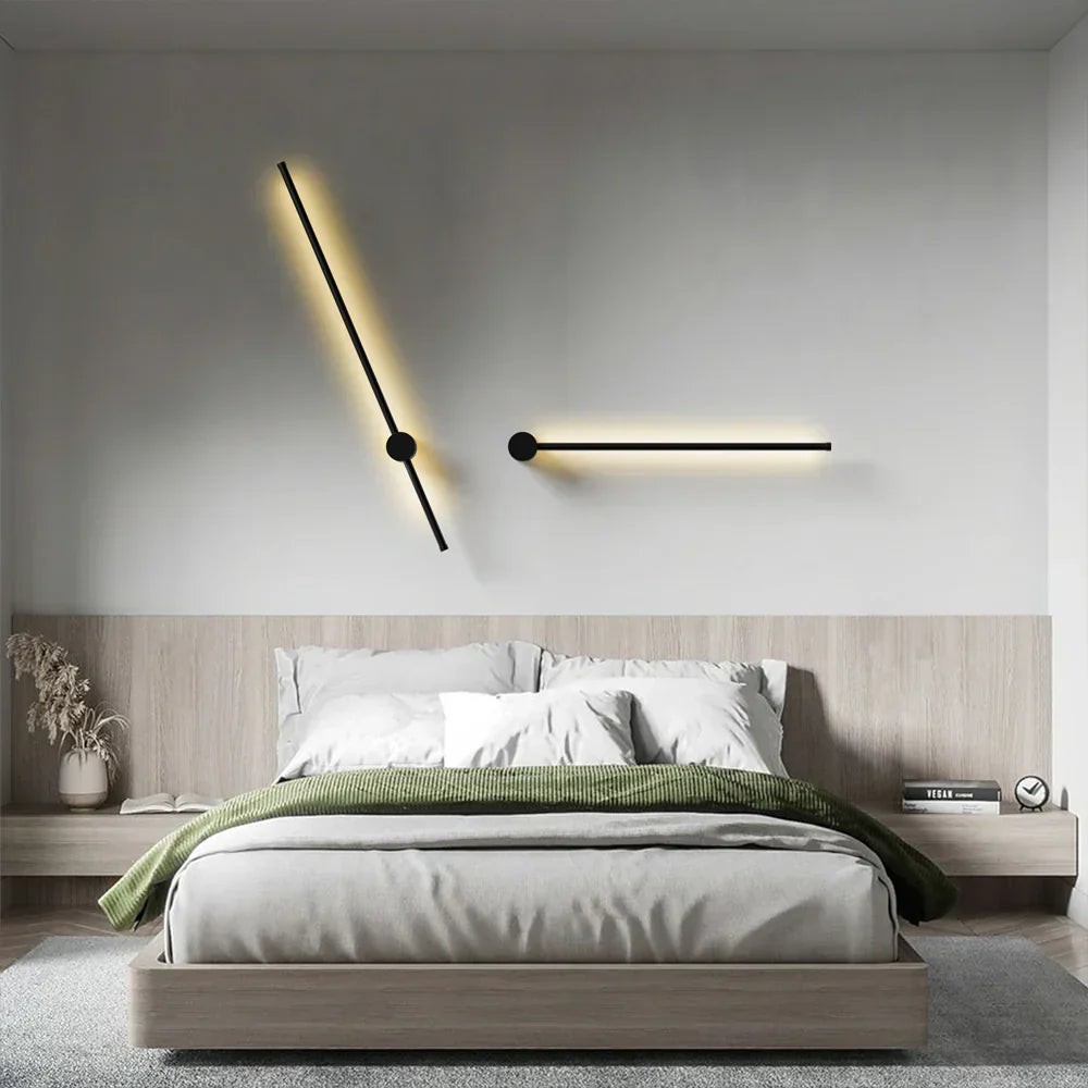 Luxe dimbare wandlamp van zwart aluminium, moderne LED-verlichting met afstandsbediening voor sfeervol interieur.