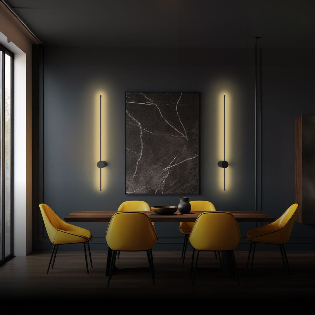 Luxe dimbare wandlamp van zwart aluminium, moderne LED-verlichting met afstandsbediening voor sfeervol interieur.