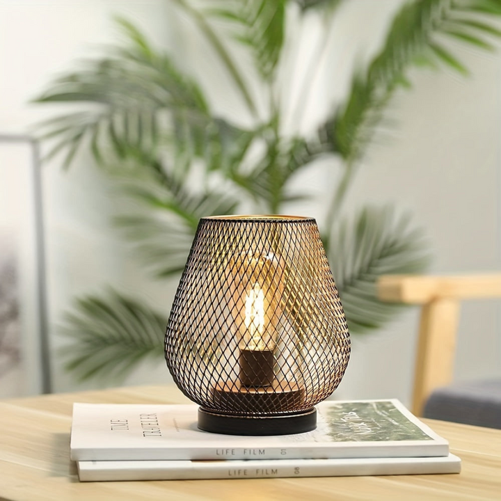 Gedetailleerde weergave van de geborstelde metalen behuizing van de luxe draadloze LED lantaarn.