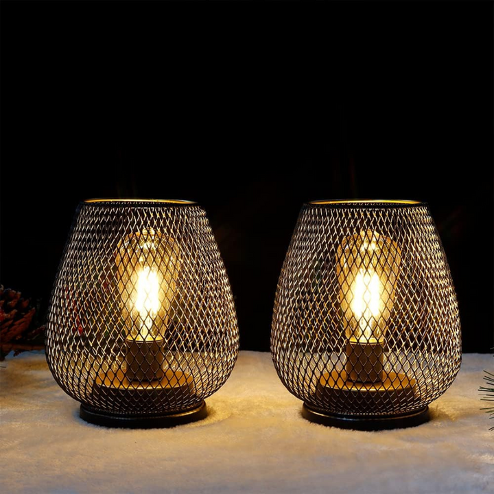 Betoverende gloed van de luxe draadloze LED lantaarn in het donker, voor magische avonden thuis.