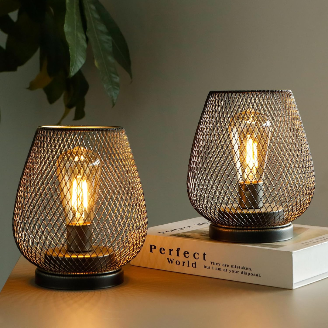 Moderne metalen LED tafellamp, draadloos en elegant, ideaal als decoratie in tuin of woonkamer.