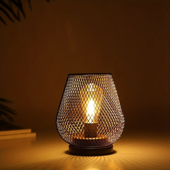 Sfeervolle draadloze LED lantaarn voor binnen, geeft warm licht op salontafel of vensterbank.