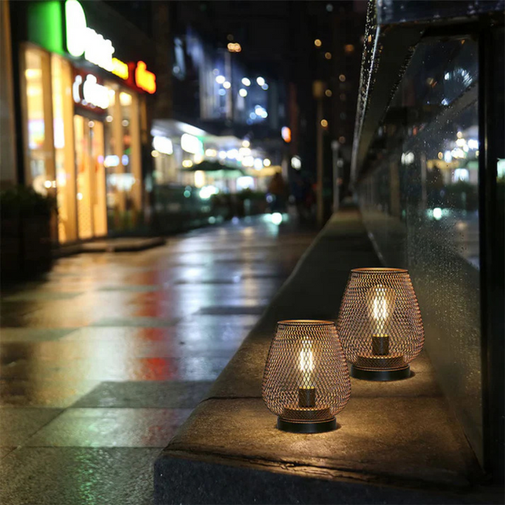 Warm wit licht van luxe draadloze LED lantaarn, creëert ontspannen avondsfeer, binnen en buiten.