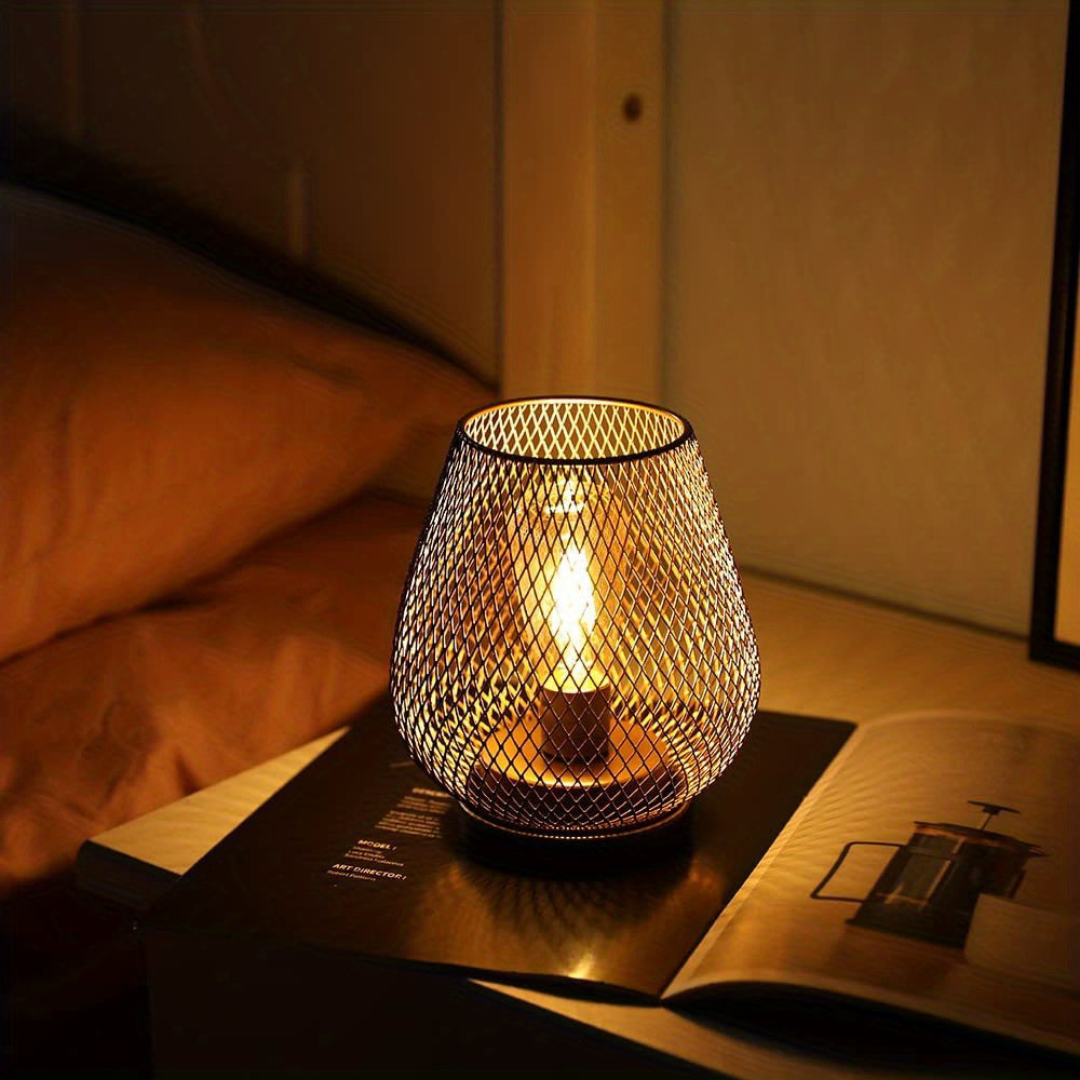 Sfeervolle metalen LED lantaarn op tuintafel, draadloos voor flexibele buitenverlichting en decoratie.