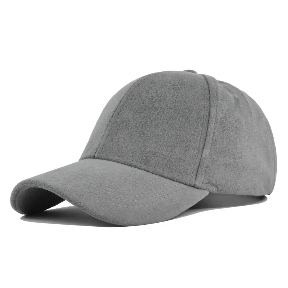 Retro-geïnspireerde baseballpet van faux suede. Unisex, verstelbaar en geschikt voor streetwear.