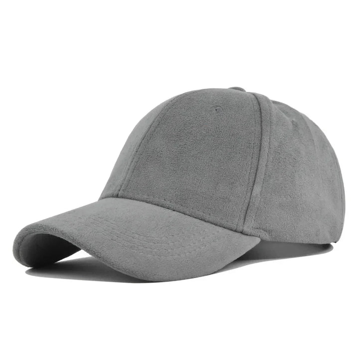 Retro-geïnspireerde baseballpet van faux suede. Unisex, verstelbaar en geschikt voor streetwear.