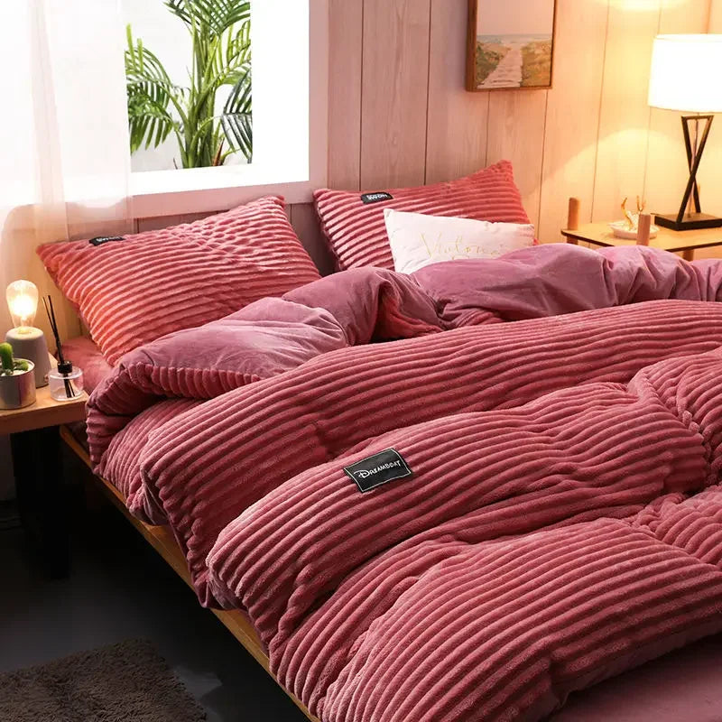 Unisex fluweel fleece dekbedovertrek inclusief kussenslopen. Zacht en warm beddengoed voor een luxe slaapkamer.