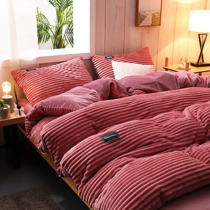 Unisex fluweel fleece dekbedovertrek inclusief kussenslopen. Zacht en warm beddengoed voor een luxe slaapkamer.