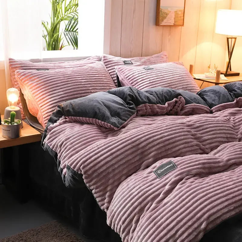 Warm winter dekbedovertrek van fluweel fleece. Comfortabel en luxe beddengoed voor een knusse slaapkamer in textiel.