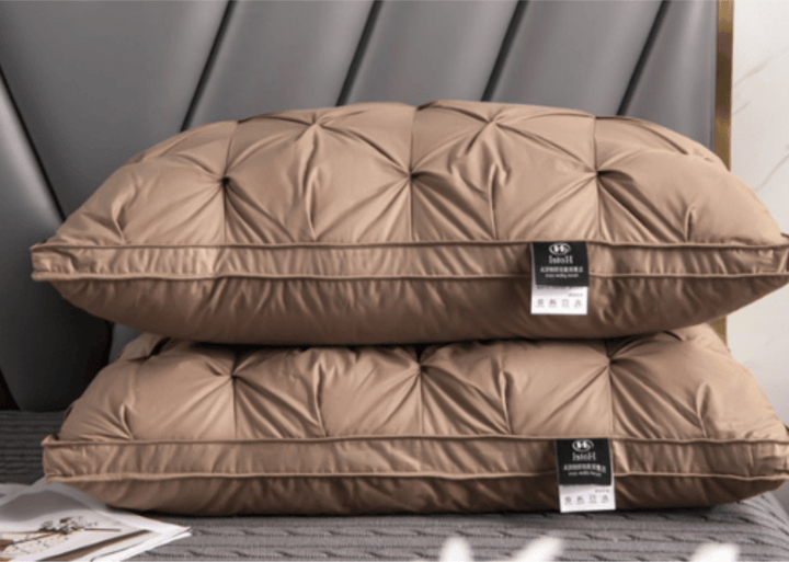 "Luxe ganzendons kussen voor nek- en hoofdsteun, ademend voor koele nachten, passend bij elke slaapkamerinrichting."