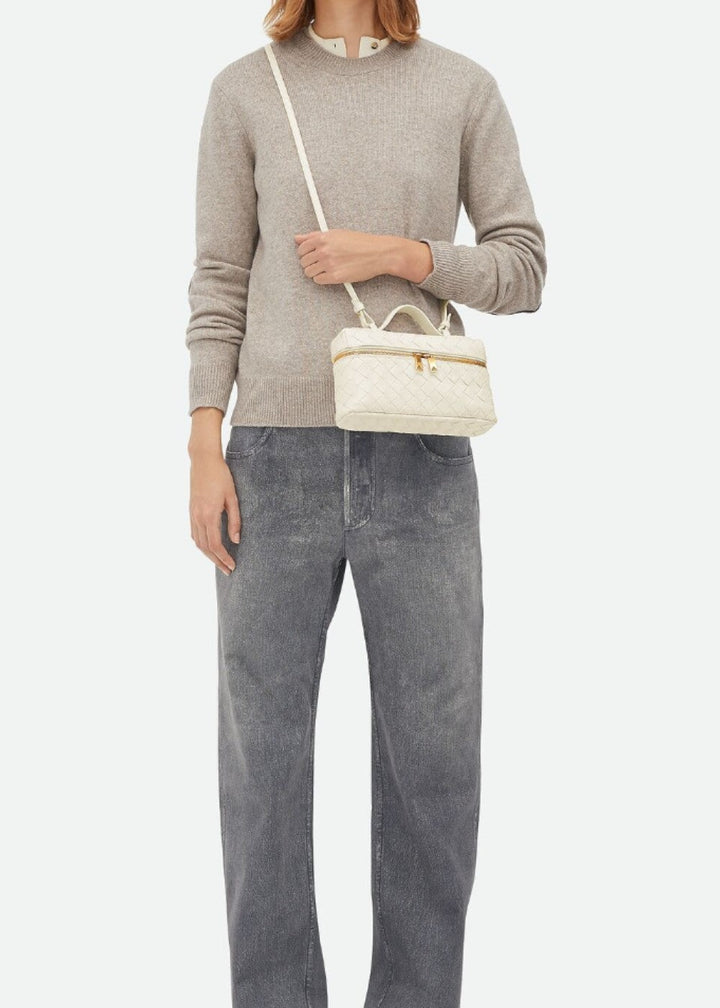 Elegante gevlochten damestas, chic voor elke gelegenheid. Te dragen als schoudertas, handtas of crossbody tas.