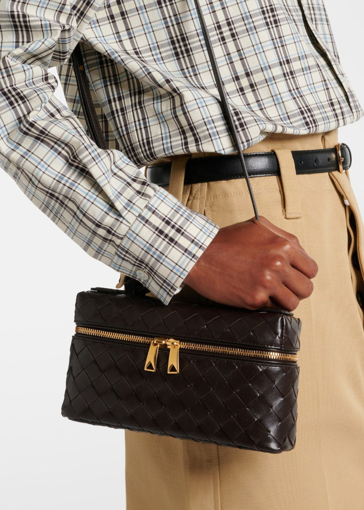 Stijlvolle gevlochten dames handtas, luxe accessoire voor een trendy damesmode look. Veelzijdig design.
