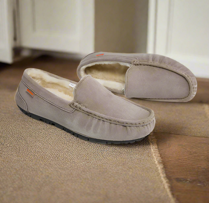 "Luxe gevoerde mocassin herenpantoffels met suède look, antislip rubberen zool, grijs, voor warme avonden thuis."