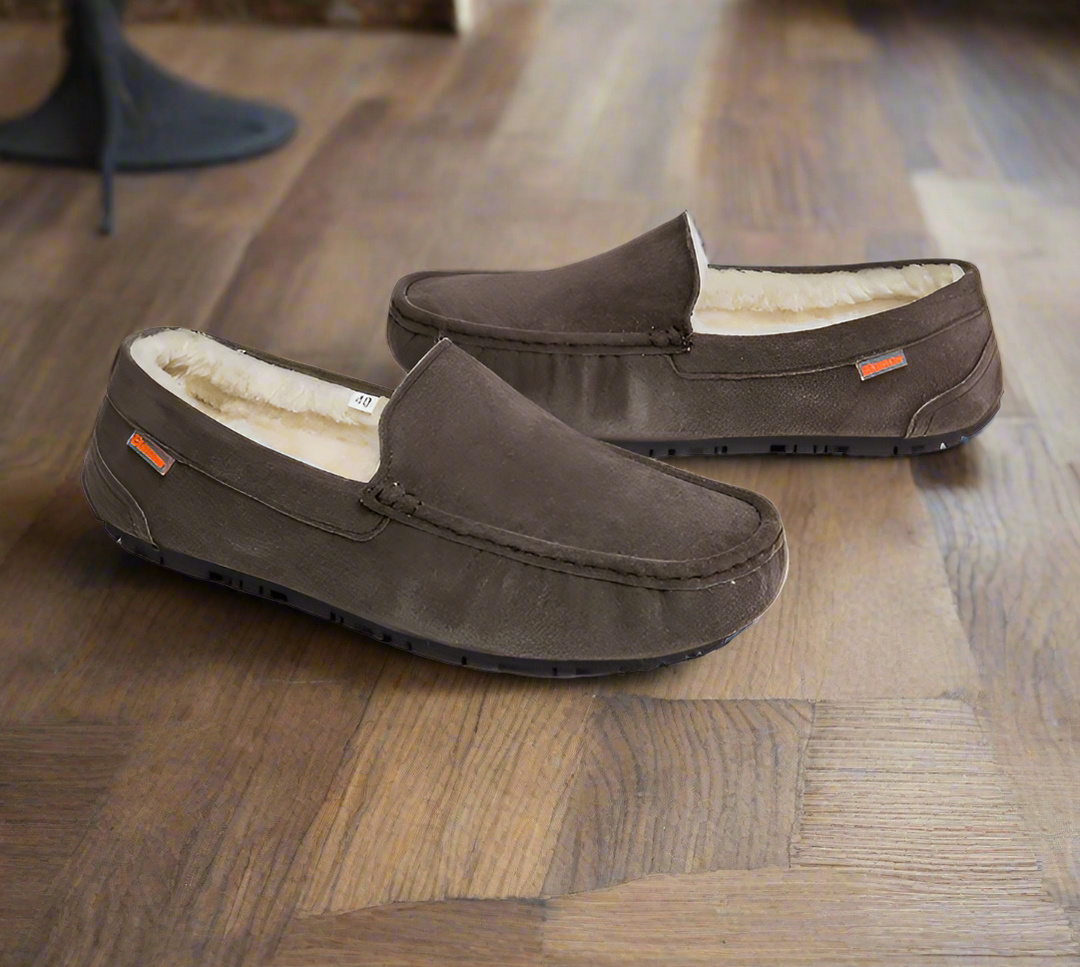 "Luxe gevoerde mocassin herenpantoffels met suède look, antislip rubberen zool, grijs, voor warme avonden thuis."
