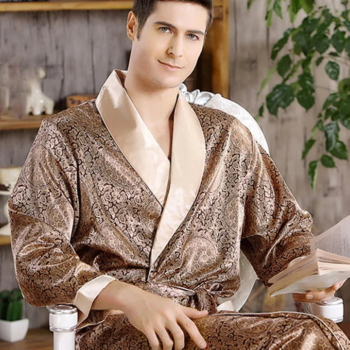 "Luxe heren kimono, satijnen stof, oosters design, elegante uitstraling met glanzend, gebloemd patroon, comfortabele pasvorm.