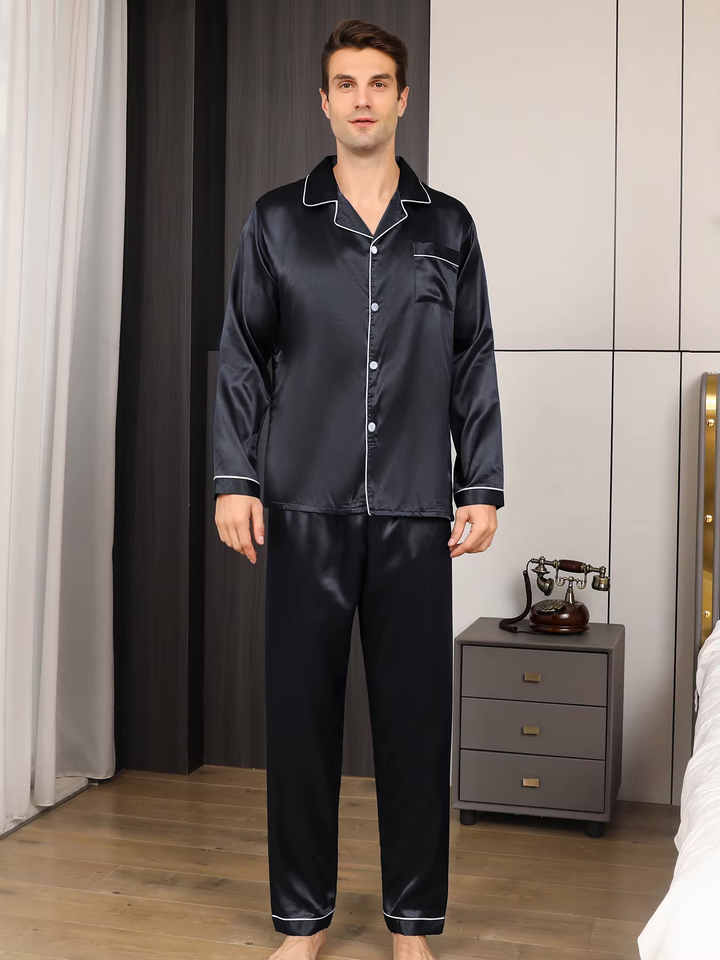 Zachte, comfortabele heren pyjama set lange mouwen. Hoge kwaliteit luxe loungekleding voor ontspanning.