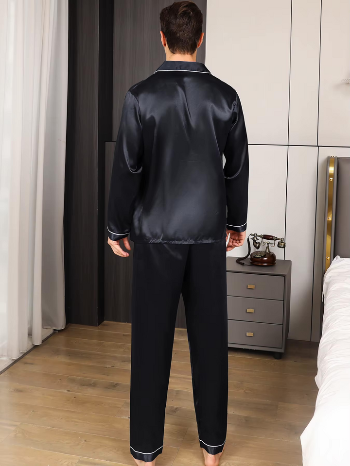 Stijlvolle heren pyjama set met lange mouwen. Perfecte luxe loungekleding voor thuis en comfortabele slaap.