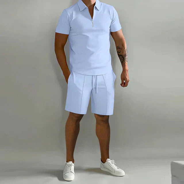 "Luxe heren zomerset met elegant poloshirt en comfortabele shorts, ideaal voor stijlvolle zomerse dagen."