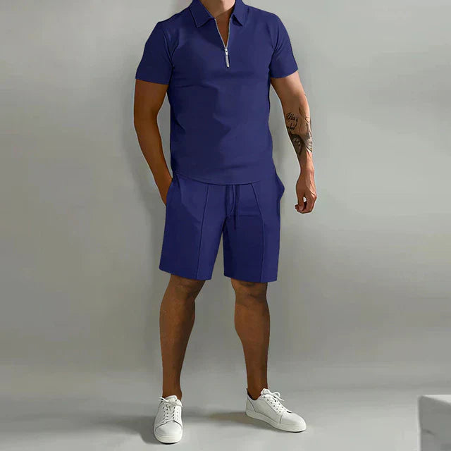 "Luxe heren zomerset met elegant poloshirt en comfortabele shorts, ideaal voor stijlvolle zomerse dagen."