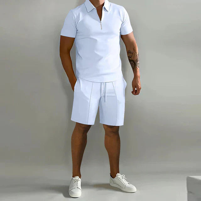 "Luxe heren zomerset met elegant poloshirt en comfortabele shorts, ideaal voor stijlvolle zomerse dagen."
